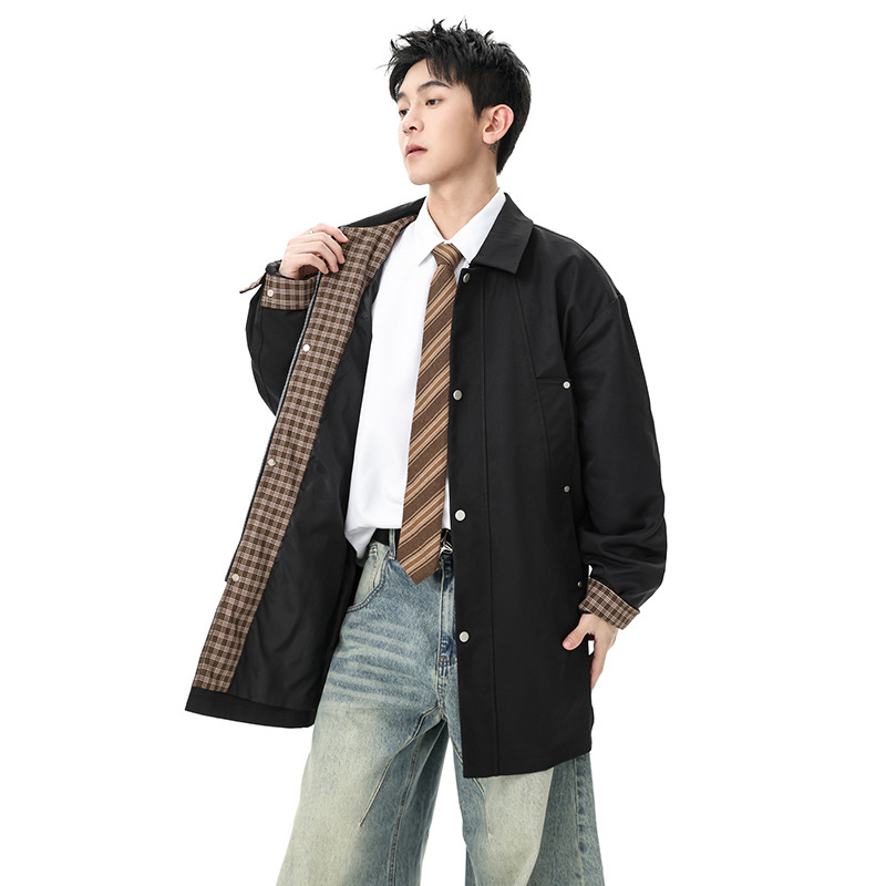 Pánsky kabát s reversom, zipsovým zapínaním, tkanina imitácie bavlneného twillu, podšívka z polyesteru, voľný strih, stredná dĺžka, jar–jeseň 2025