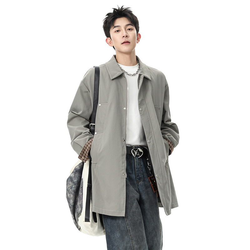 Pánsky kabát s reversom, zipsovým zapínaním, tkanina imitácie bavlneného twillu, podšívka z polyesteru, voľný strih, stredná dĺžka, jar–jeseň 2025