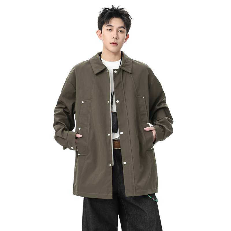 Pánsky kabát s reversom, zipsovým zapínaním, tkanina imitácie bavlneného twillu, podšívka z polyesteru, voľný strih, stredná dĺžka, jar–jeseň 2025