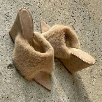 Naiste plüüsist sussid avatud varba ja terava varba, vulkaniseeritud kummist talla, ühes toonis