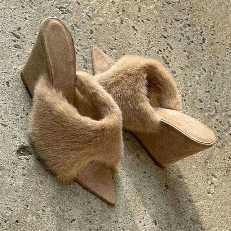 Naiste plüüsist sussid avatud varba ja terava varba, vulkaniseeritud kummist talla, ühes toonis