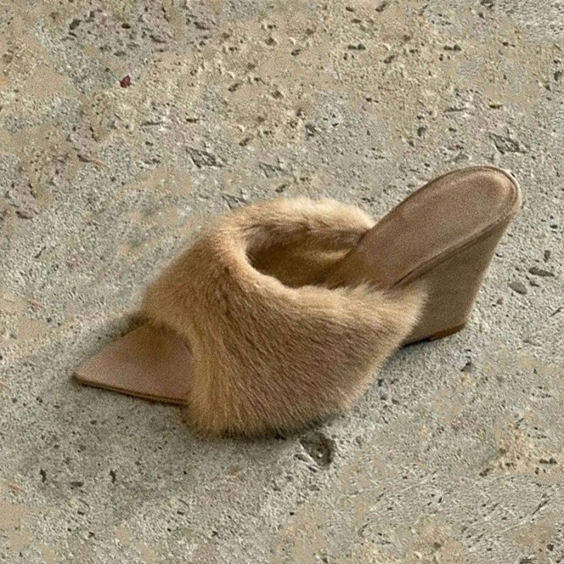 Naiste plüüsist sussid avatud varba ja terava varba, vulkaniseeritud kummist talla, ühes toonis