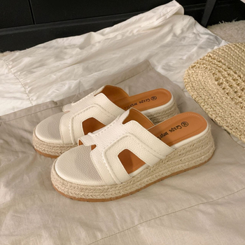 Naiste õmblusalused sandaalid — ülemine materjal: Super Fiber; sisematerjal: kunstnahk; talla: kumm; varba kuju: ümmargune