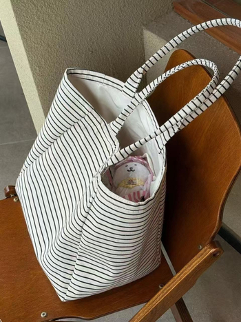 Geantă tote din pânză, în dung iuri în stil coreean, deschidere deschisă în partea de sus, formă orizontală pătrată, buzunar laminat interior cu fermoar, curele duble
