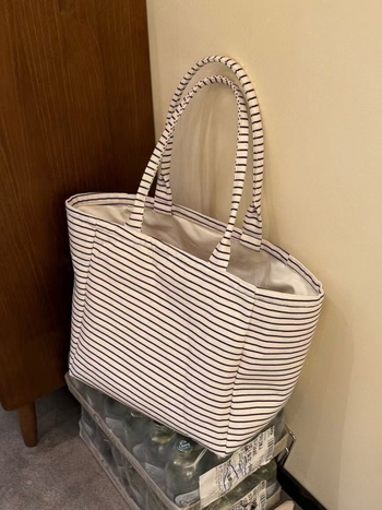 Geantă tote din pânză, în dung iuri în stil coreean, deschidere deschisă în partea de sus, formă orizontală pătrată, buzunar laminat interior cu fermoar, curele duble