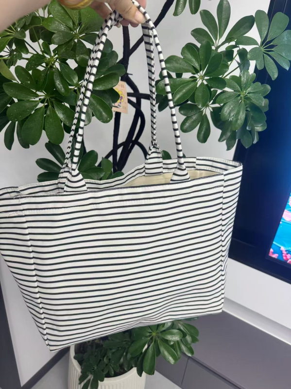 Geantă tote din pânză, în dung iuri în stil coreean, deschidere deschisă în partea de sus, formă orizontală pătrată, buzunar laminat interior cu fermoar, curele duble