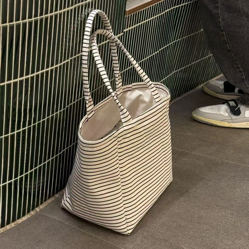 Geantă tote din pânză, în dung iuri în stil coreean, deschidere deschisă în partea de sus, formă orizontală pătrată, buzunar laminat interior cu fermoar, curele duble