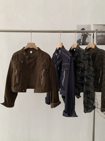 Női laza fazonú farmerdzseki álló gallérral, hosszú ujjú, rövid szabás, kétgombos zárás, 95% pamut, őszi 2025, retro stílus