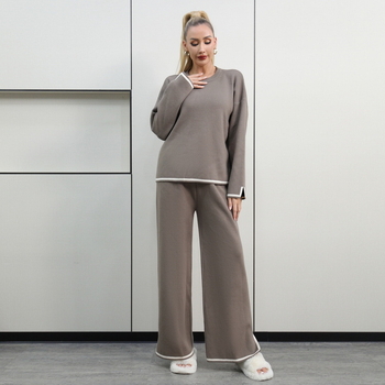 Плетен двучастен комплект от модална основна прежда, топ с дълги ръкави и панталони с висока талия и прави широки крачоли – зима 2025