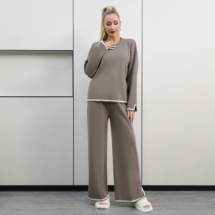 Плетен двучастен комплект от модална основна прежда, топ с дълги ръкави и панталони с висока талия и прави широки крачоли – зима 2025