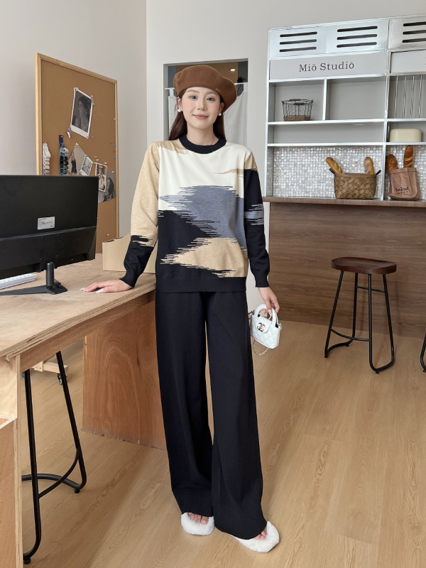 Дамски плетен двучастен комплект с панталони: елегантен ежедневен костюм, модално плетиво, Core Yarn, колажно-шевни детайли, зима 2025