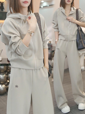 Дамски двучастков спортно-елегантен комплект: суитшърт топ и широки панталони, памук-еластанова смес (50–70% памук, <30% еластан), есен 2025