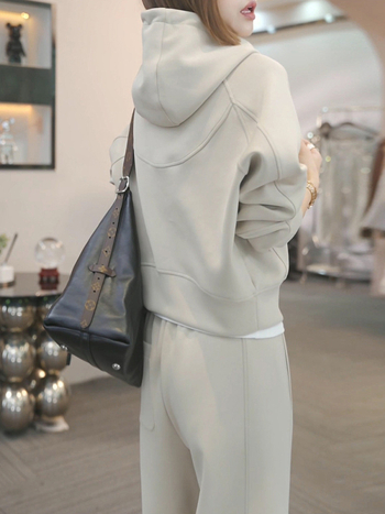 Дамски двучастков спортно-елегантен комплект: суитшърт топ и широки панталони, памук-еластанова смес (50–70% памук, <30% еластан), есен 2025