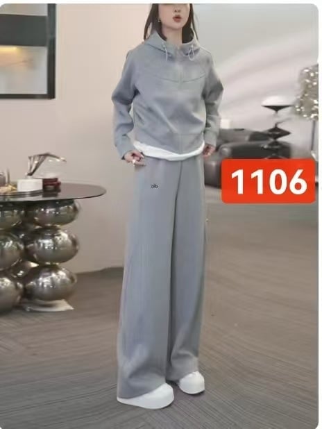 Дамски двучастков спортно-елегантен комплект: суитшърт топ и широки панталони, памук-еластанова смес (50–70% памук, <30% еластан), есен 2025