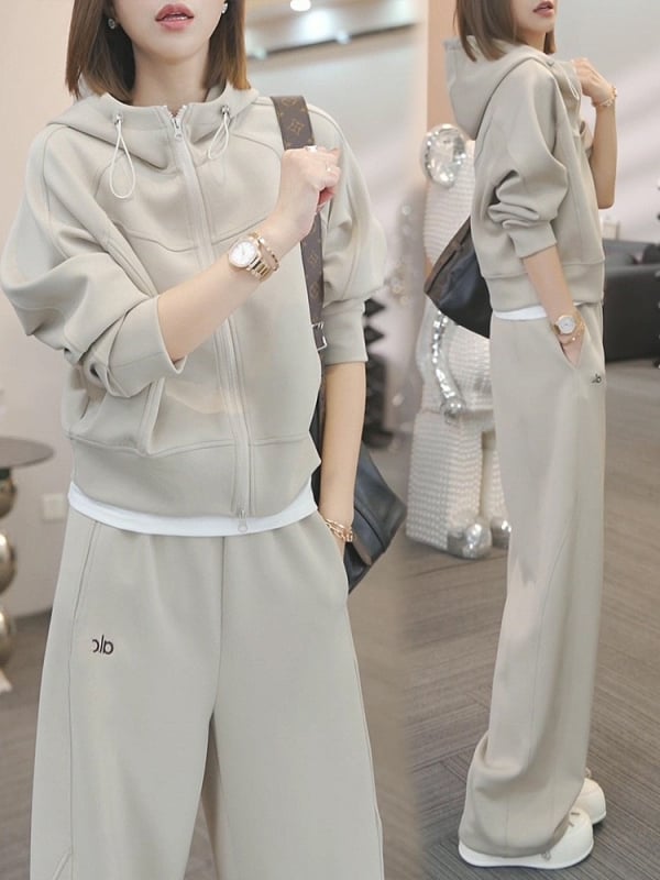 Дамски двучастков спортно-елегантен комплект: суитшърт топ и широки панталони, памук-еластанова смес (50–70% памук, <30% еластан), есен 2025