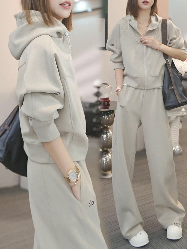 Дамски двучастков спортно-елегантен комплект: суитшърт топ и широки панталони, памук-еластанова смес (50–70% памук, <30% еластан), есен 2025