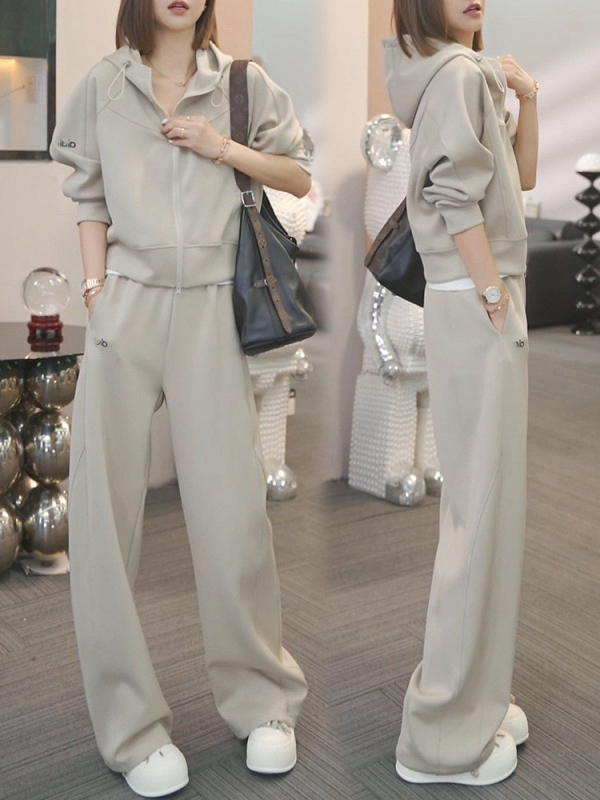 Дамски двучастков спортно-елегантен комплект: суитшърт топ и широки панталони, памук-еластанова смес (50–70% памук, <30% еластан), есен 2025