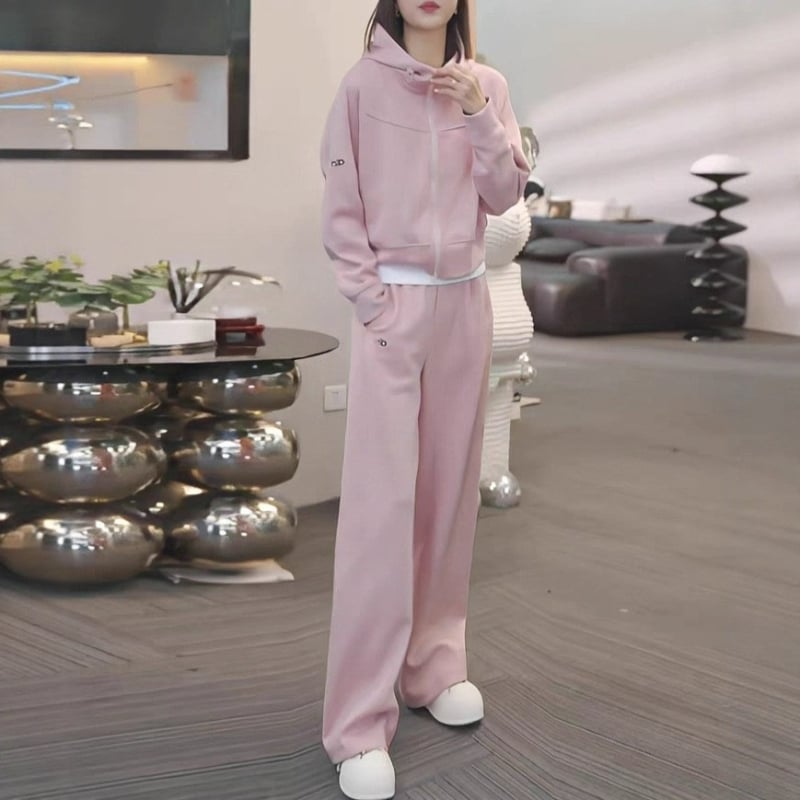 Дамски двучастков спортно-елегантен комплект: суитшърт топ и широки панталони, памук-еластанова смес (50–70% памук, <30% еластан), есен 2025