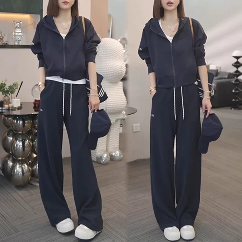 Дамски двучастков спортно-елегантен комплект: суитшърт топ и широки панталони, памук-еластанова смес (50–70% памук, <30% еластан), есен 2025