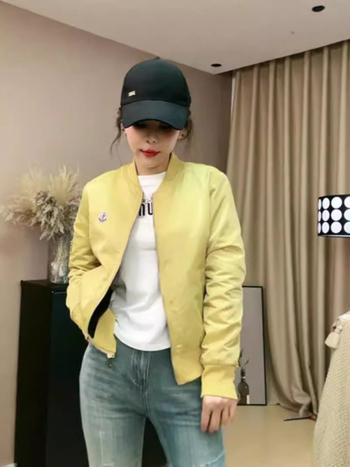 Moterų satino švarkas su stačiakakle – siauras kirpimas, užtrauktukas, nailonas/poliesterio mišinys