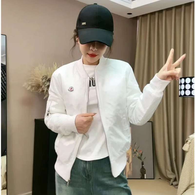 Moterų satino švarkas su stačiakakle – siauras kirpimas, užtrauktukas, nailonas/poliesterio mišinys