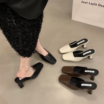 Elegáns női magas sarkú slip-on papucs, négyszögletes orr, masszív sarok, felső- és belső anyag: szuper rost, talp műanyag, tavasz–nyár 2025