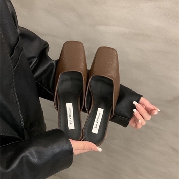 Elegáns női magas sarkú slip-on papucs, négyszögletes orr, masszív sarok, felső- és belső anyag: szuper rost, talp műanyag, tavasz–nyár 2025