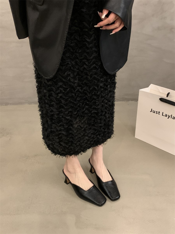 Elegáns női magas sarkú slip-on papucs, négyszögletes orr, masszív sarok, felső- és belső anyag: szuper rost, talp műanyag, tavasz–nyár 2025