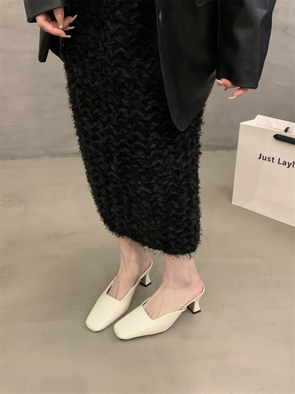 Elegáns női magas sarkú slip-on papucs, négyszögletes orr, masszív sarok, felső- és belső anyag: szuper rost, talp műanyag, tavasz–nyár 2025