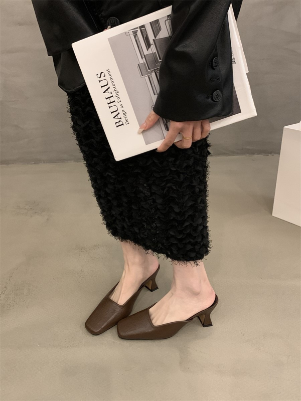 Elegáns női magas sarkú slip-on papucs, négyszögletes orr, masszív sarok, felső- és belső anyag: szuper rost, talp műanyag, tavasz–nyár 2025