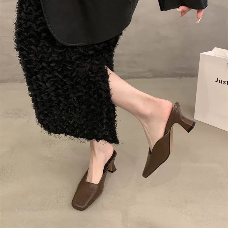 Elegáns női magas sarkú slip-on papucs, négyszögletes orr, masszív sarok, felső- és belső anyag: szuper rost, talp műanyag, tavasz–nyár 2025