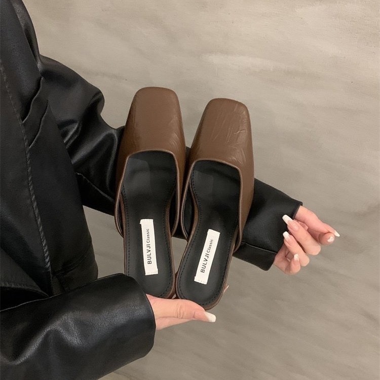 Elegáns női magas sarkú slip-on papucs, négyszögletes orr, masszív sarok, felső- és belső anyag: szuper rost, talp műanyag, tavasz–nyár 2025