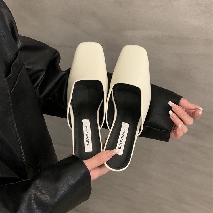 Elegáns női magas sarkú slip-on papucs, négyszögletes orr, masszív sarok, felső- és belső anyag: szuper rost, talp műanyag, tavasz–nyár 2025