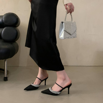 Női szatén szandál keskeny orrú, gumitalp, belső Super Fiber, 2024 tél