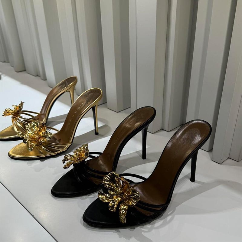Ženske sandale s visokim heelom i cvjetnom ukrasom, otvoreni prst, tanak pet; gornji materijal PU, unutarnji materijal: Super fiber, potplat: goveda tetiva, zaobljeni vrh, proljeće 2025