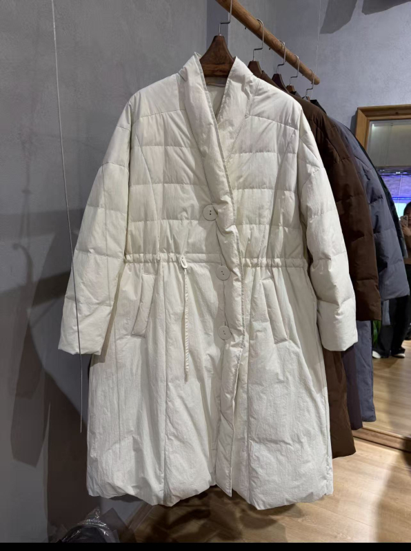 Kongmi dlhý dámsky pérový kabát v literárno-retrom štýle, A-strih, nylonový materiál, 86–90% peria, 101–200 g výplň, bez goliera, Zima 2024