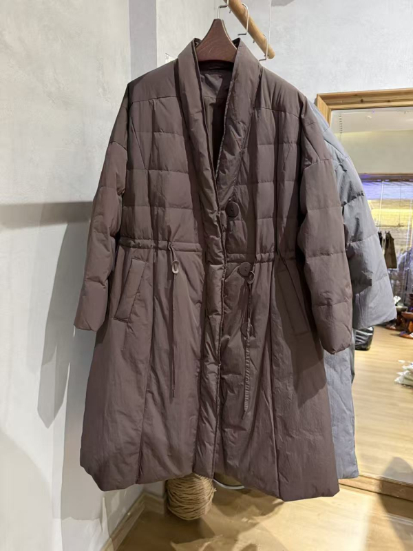 Kongmi dlhý dámsky pérový kabát v literárno-retrom štýle, A-strih, nylonový materiál, 86–90% peria, 101–200 g výplň, bez goliera, Zima 2024