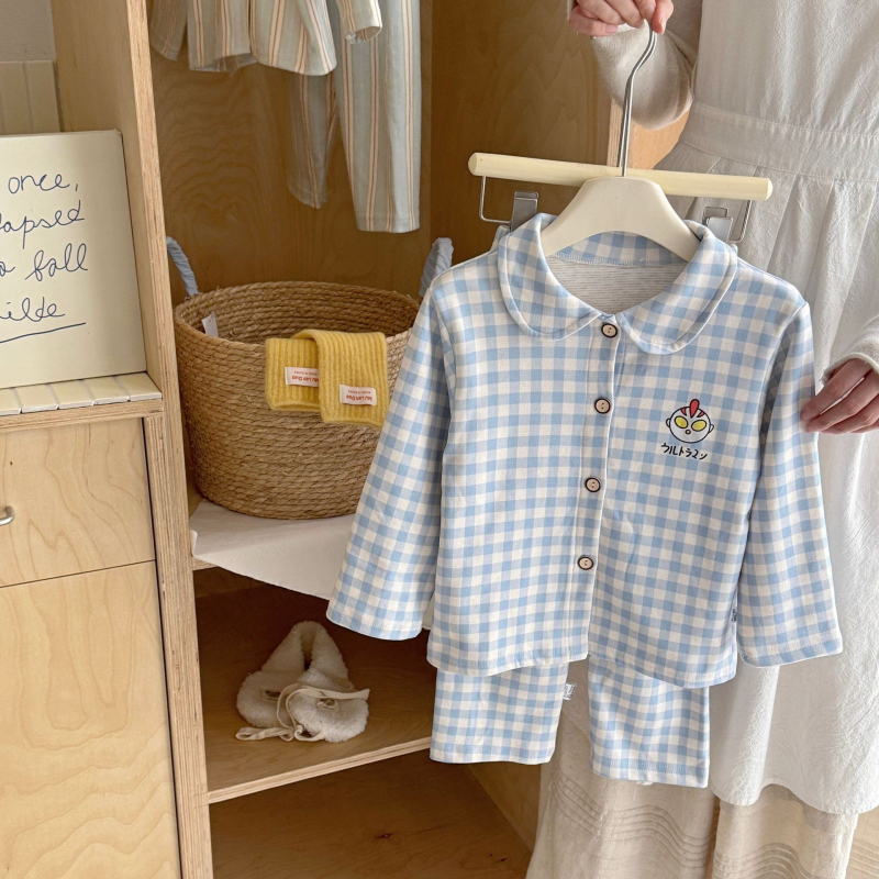 Kétrészes gyerek pizsama szett Koreai stílusban, 3–8 éveseknek, poliészter 93,1%, minták: cartoon/ állatok/ kockás, téli, tavaszi és őszi viseletre