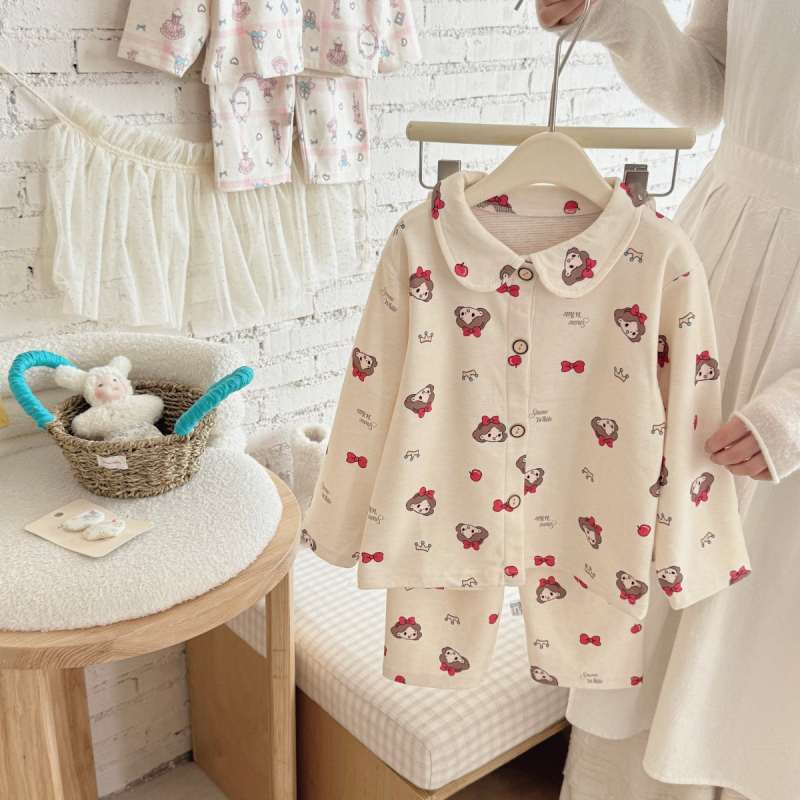 Kétrészes gyerek pizsama szett Koreai stílusban, 3–8 éveseknek, poliészter 93,1%, minták: cartoon/ állatok/ kockás, téli, tavaszi és őszi viseletre