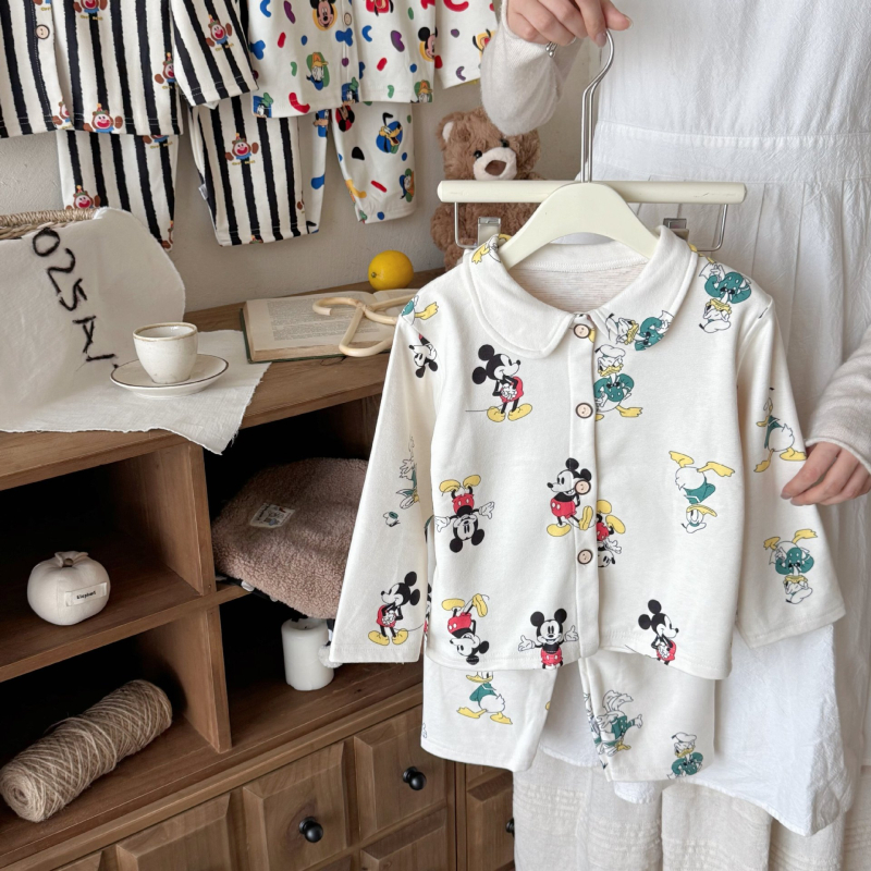 Kétrészes gyerek pizsama szett Koreai stílusban, 3–8 éveseknek, poliészter 93,1%, minták: cartoon/ állatok/ kockás, téli, tavaszi és őszi viseletre