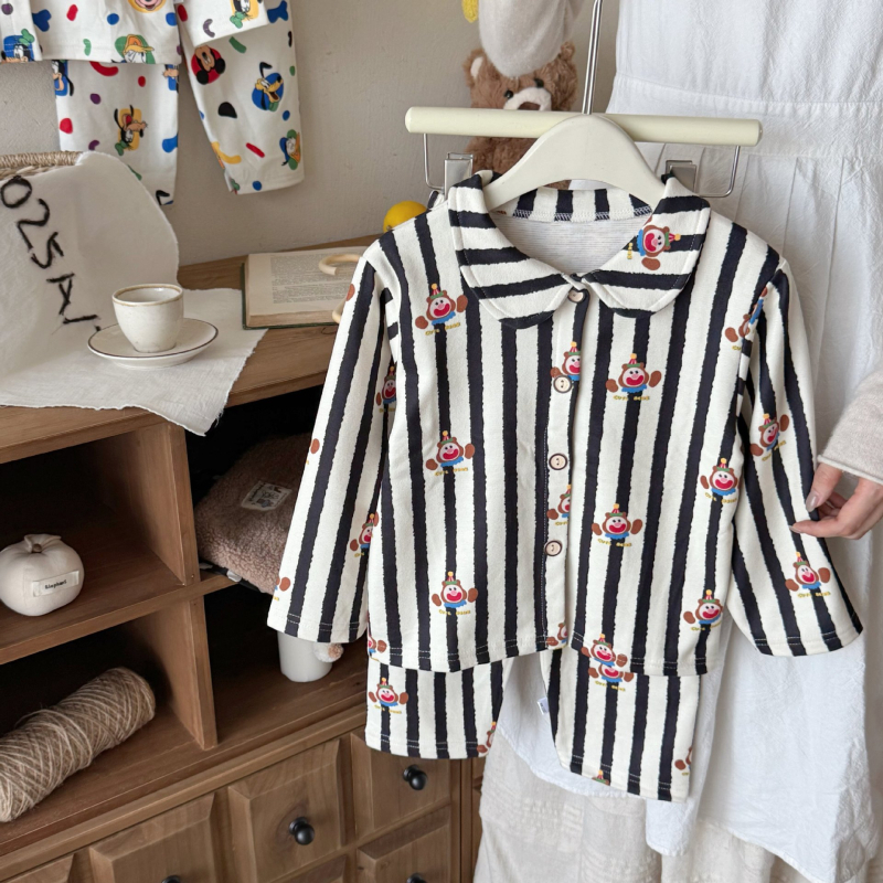 Kétrészes gyerek pizsama szett Koreai stílusban, 3–8 éveseknek, poliészter 93,1%, minták: cartoon/ állatok/ kockás, téli, tavaszi és őszi viseletre