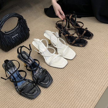 Sieviešu sandales ar kvadrātveida purnu, siksna ar vienu sprādzi, 6–8 cm augstas papēžos, PU augšpuse, gumijas zole