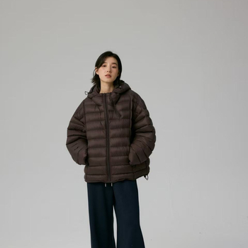 Dámska kapucňová bundička s perím z bielej kačice, voľný strih, 101–200 g výplň, obsah peria 86–90%, polyesterová tkanina, jeseň 2025