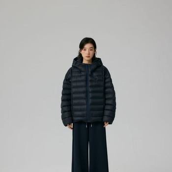 Dámska kapucňová bundička s perím z bielej kačice, voľný strih, 101–200 g výplň, obsah peria 86–90%, polyesterová tkanina, jeseň 2025