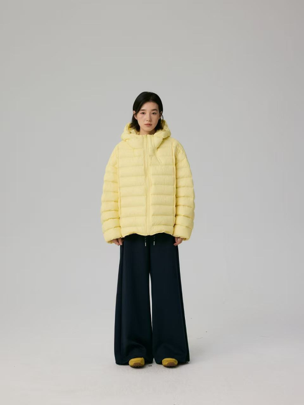 Dámska kapucňová bundička s perím z bielej kačice, voľný strih, 101–200 g výplň, obsah peria 86–90%, polyesterová tkanina, jeseň 2025