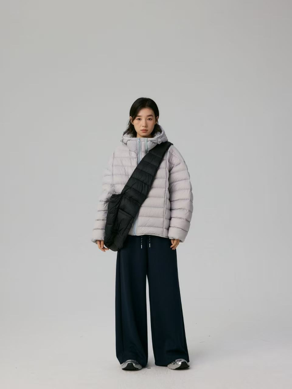 Dámska kapucňová bundička s perím z bielej kačice, voľný strih, 101–200 g výplň, obsah peria 86–90%, polyesterová tkanina, jeseň 2025