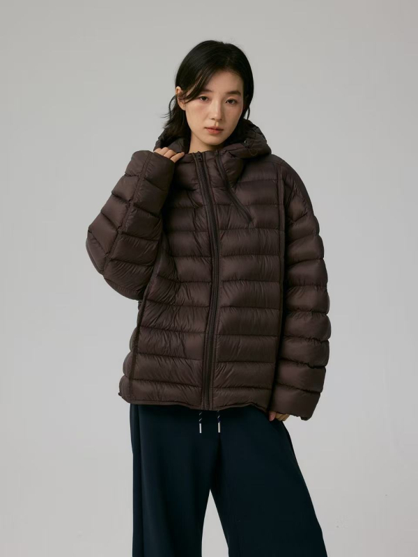 Dámska kapucňová bundička s perím z bielej kačice, voľný strih, 101–200 g výplň, obsah peria 86–90%, polyesterová tkanina, jeseň 2025