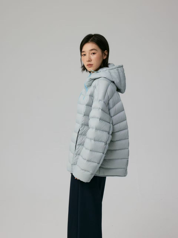 Dámska kapucňová bundička s perím z bielej kačice, voľný strih, 101–200 g výplň, obsah peria 86–90%, polyesterová tkanina, jeseň 2025