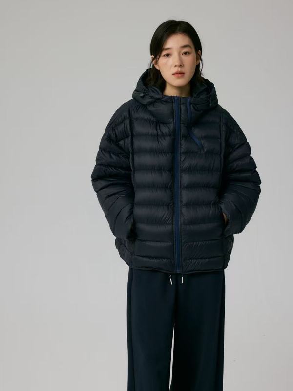 Dámska kapucňová bundička s perím z bielej kačice, voľný strih, 101–200 g výplň, obsah peria 86–90%, polyesterová tkanina, jeseň 2025