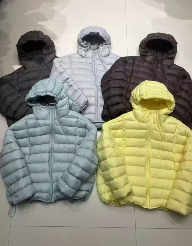 Dámska kapucňová bundička s perím z bielej kačice, voľný strih, 101–200 g výplň, obsah peria 86–90%, polyesterová tkanina, jeseň 2025